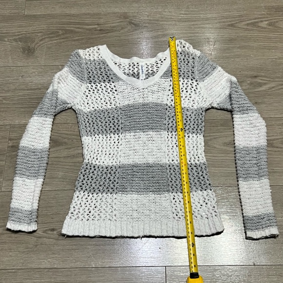 Aeropostale Gray and White Striped Long Sleeve V-Neck Knit Sweater Small - Picture 4 of 8
